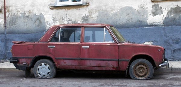 TEM UM CARRO ABANDONADO NA MINHA RUA, O QUE EU FAÇO?