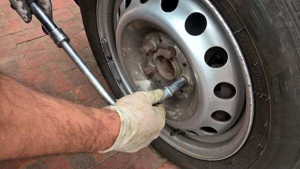 COMO TROCAR O PNEU DO CARRO SEM SUSTOS